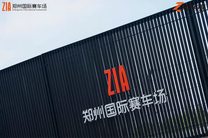 逐鹿中原郑州国际赛车场嘉年华 2026年5月16日 车迷合影