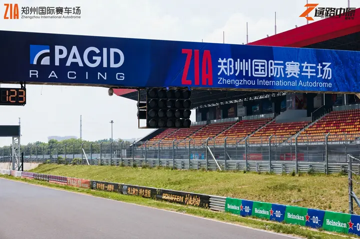 逐鹿中原郑州国际赛车场嘉年华 2026年5月16日 车迷合影