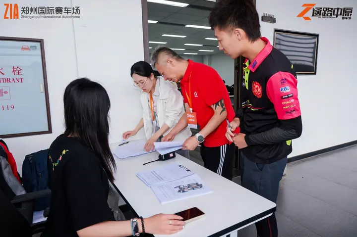 逐鹿中原郑州国际赛车场嘉年华 2026年5月16日 车迷合影