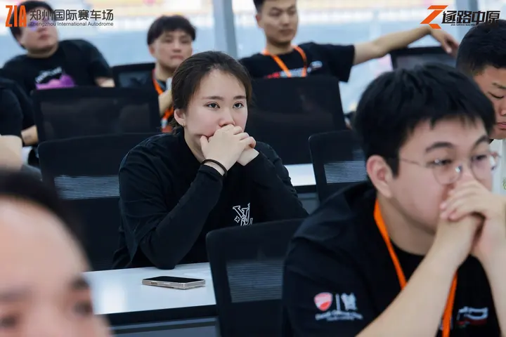 逐鹿中原郑州国际赛车场嘉年华 2026年5月16日 车迷合影
