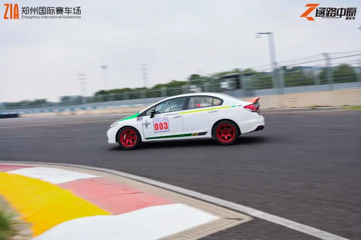 逐鹿中原郑州国际赛车场嘉年华 2026年5月16日 车迷合影
