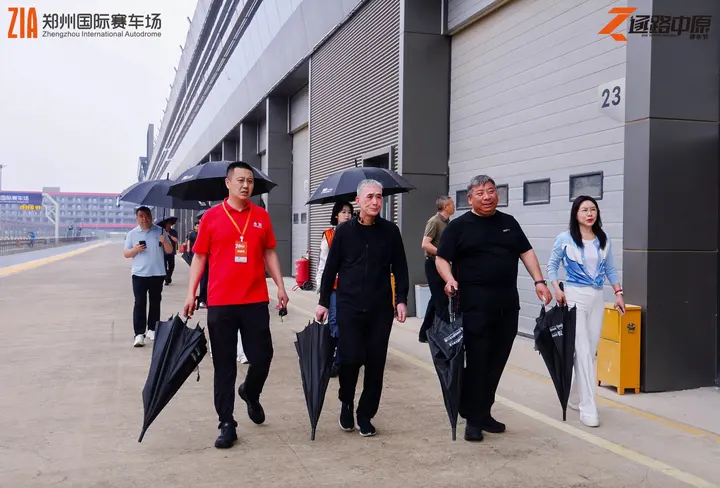 逐鹿中原郑州国际赛车场嘉年华 2026年5月17日 车迷合影
