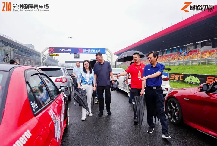 逐鹿中原郑州国际赛车场嘉年华 2026年5月17日 车迷合影