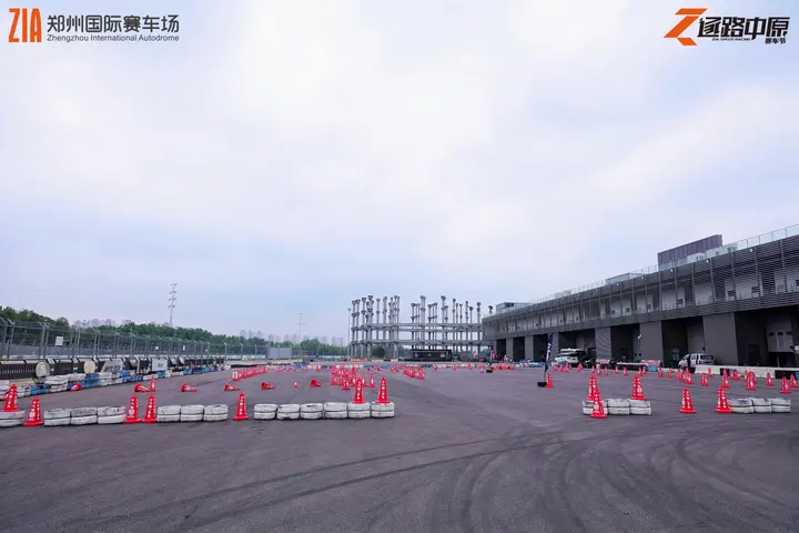 逐鹿中原郑州国际赛车场嘉年华 2026年5月17日 车迷合影