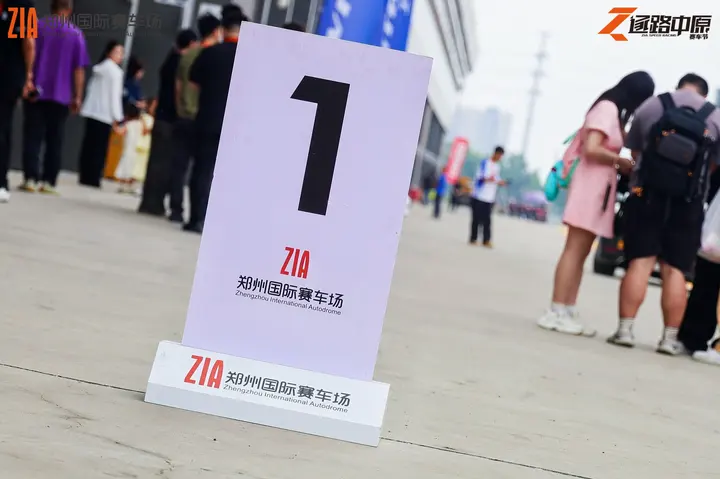 逐鹿中原郑州国际赛车场嘉年华 2026年5月17日 车迷合影