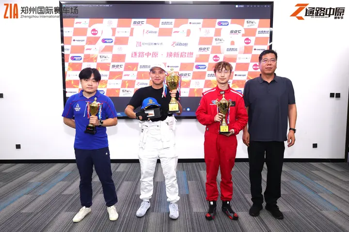 逐鹿中原郑州国际赛车场嘉年华 2026年5月17日 车迷合影